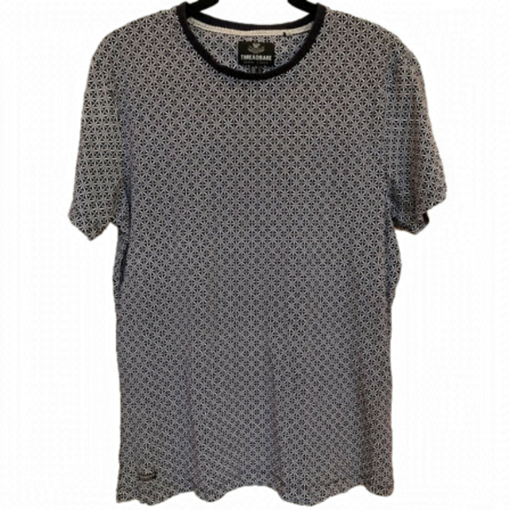 𝅺threadbare navy and white geometric patterned short sleeve tee. Size Large.